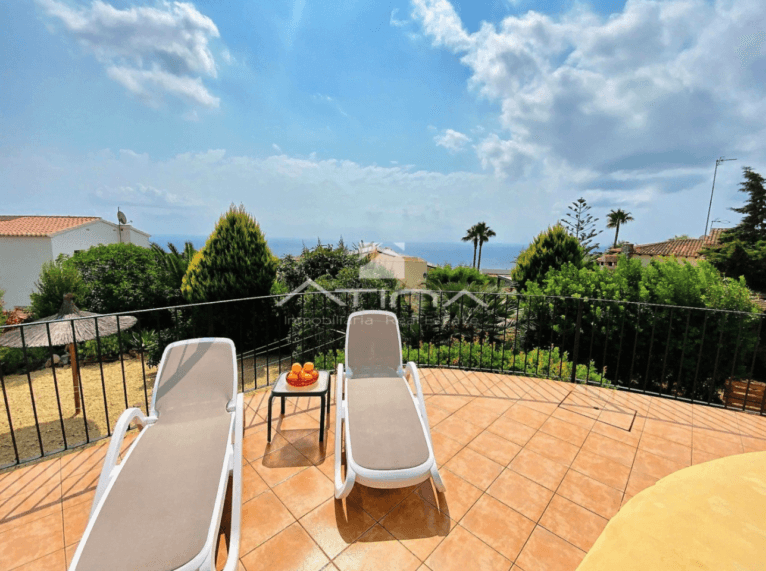 Tumbonas en la zona de la piscina