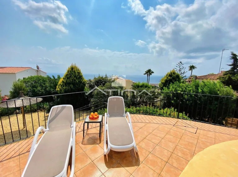 Tumbonas en la zona de la piscina