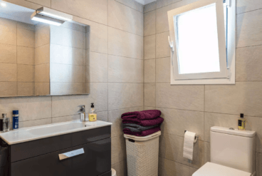 Uno de los baños de la vivienda