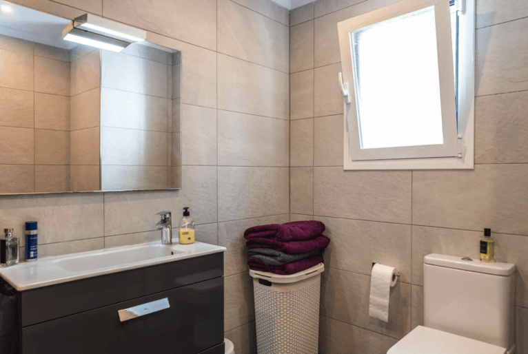Uno de los baños de la vivienda