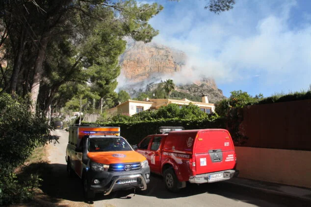 Imagen: Vehículos de emergencias en el incendio del Montgó