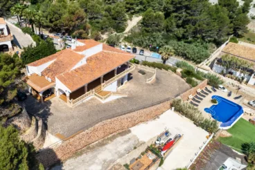 Vista aérea de la villa con piscina