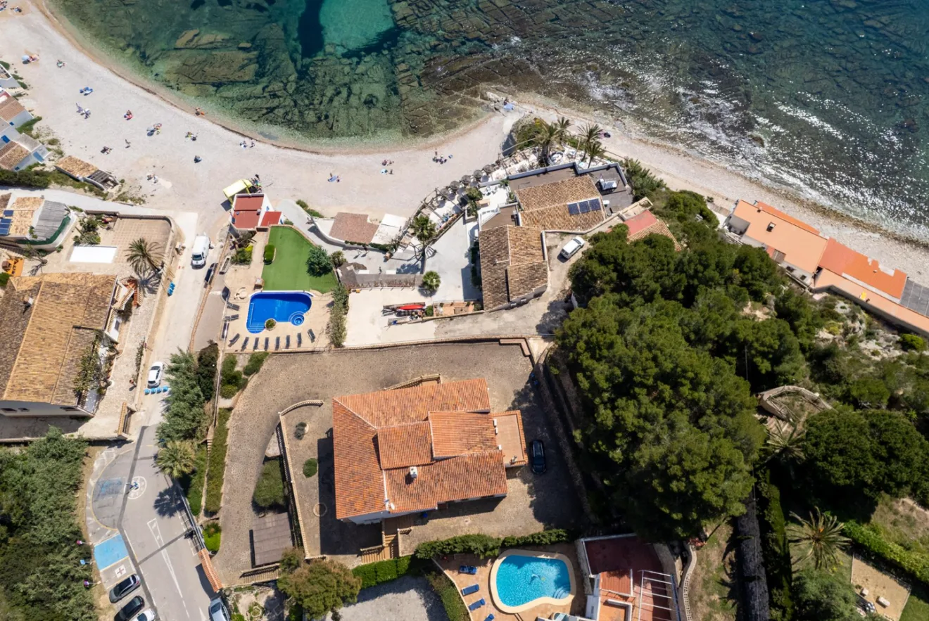 Vista aérea de la vivienda junto a la playa de la Barraca