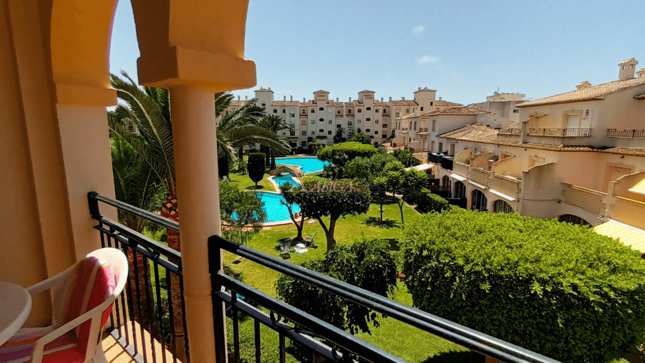 Vistas al jardín desde la terraza del apartamento