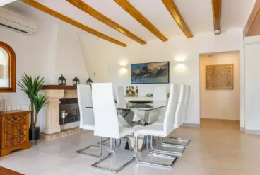 Zona de comedor con con chimenea de leña