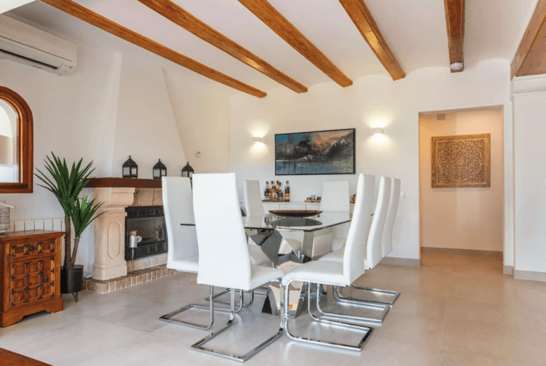 Zona de comedor con con chimenea de leña