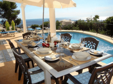 Zona de comedor exterior junto a la piscina