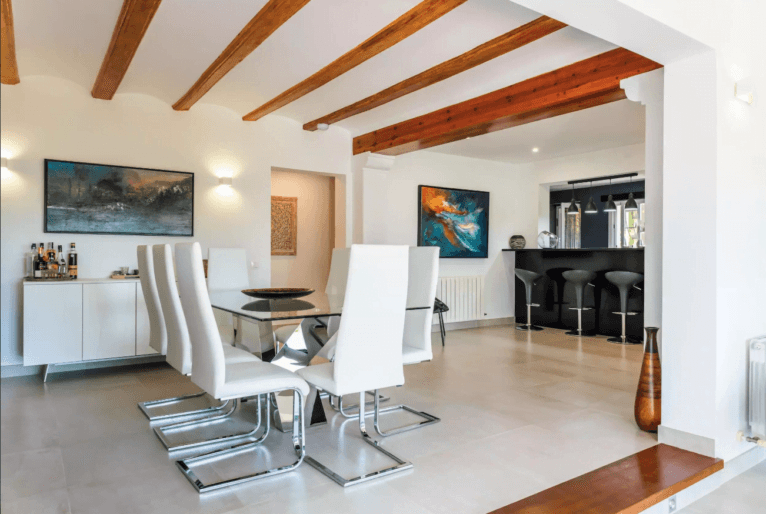 Zona de comedor junto a la cocina americana