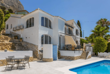 Zona de la piscina con duchas exteriores