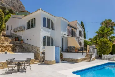 Zona de la piscina con duchas exteriores