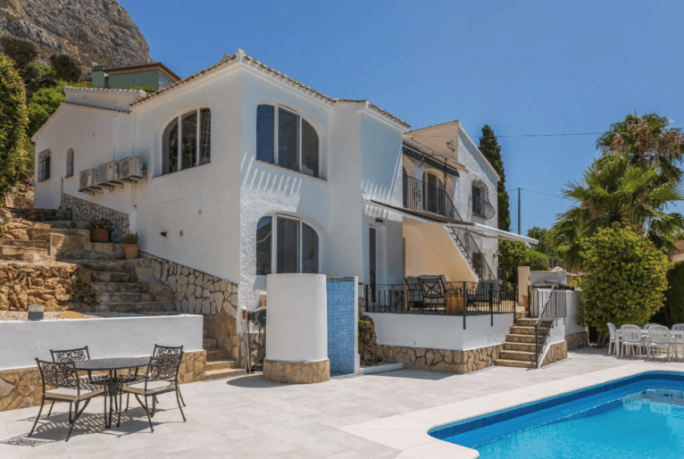 Zona de la piscina con duchas exteriores
