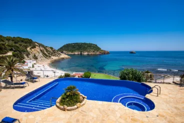 Zona de la piscina infinita con vistas a la playa de La Barraca