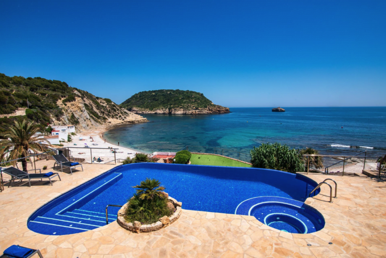 Zona de la piscina infinita con vistas a la playa de La Barraca