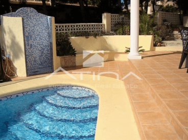 Zona de piscina con duchas exteriores