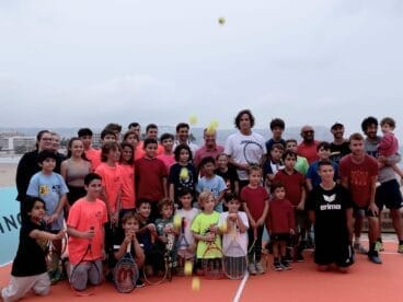 Alguns dels joves amb els tennistes David Ferrer i Feliciano López