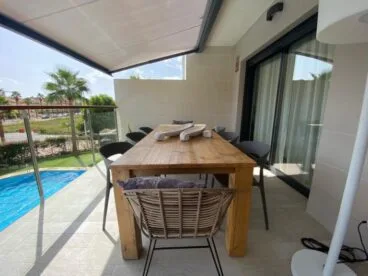 Amplia terraza del apartamento con vistas a la piscina