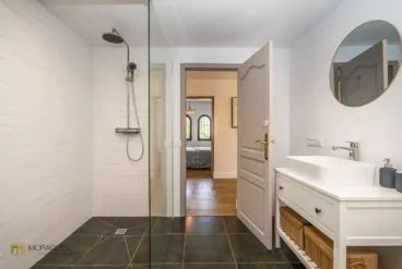 Baño en suite con plato de ducha y bañera