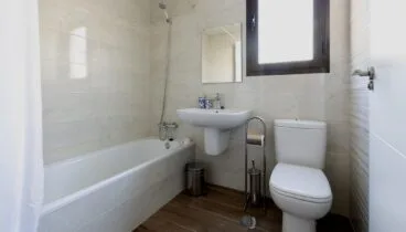 Baño luminoso con bañera en Brisas del Arenal