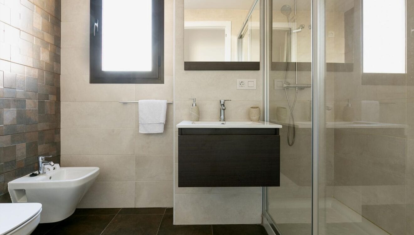 Baño moderno en suite con plato de ducha