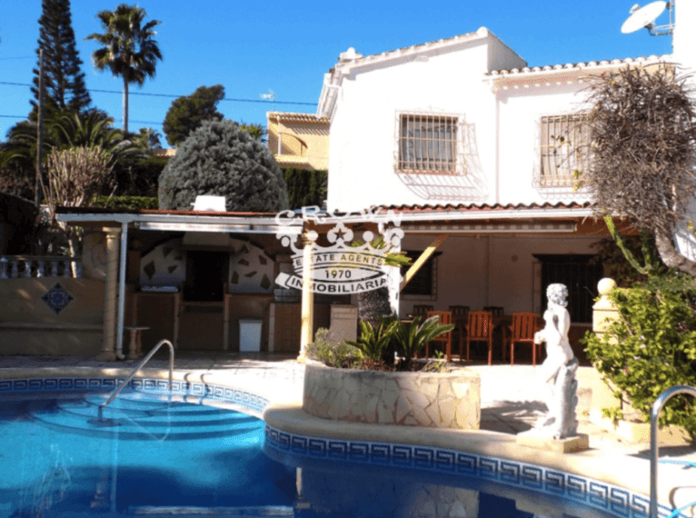 Chalet de dos plantas con piscina