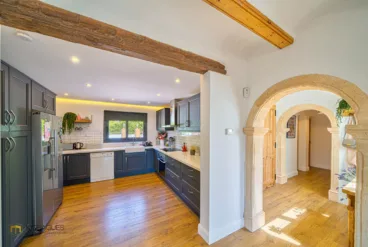 Cocina abierta en la vivienda principal