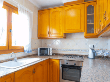 Cocina totalmente equipada con muebles de madera