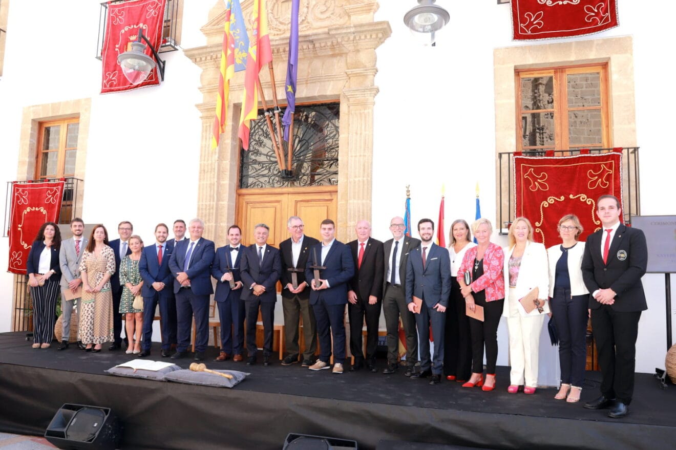 La Corporación municipal con los premiados