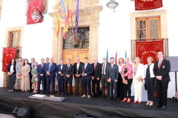 La Corporación municipal con los premiados