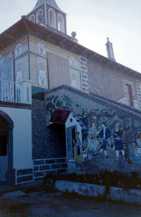 Uno de los tapices de azulejos de la fachada de la casa de la Criminala