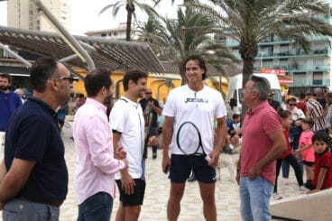 David Ferrer i Feliciano López pilotegen amb els xiquets a Xàbia (2)