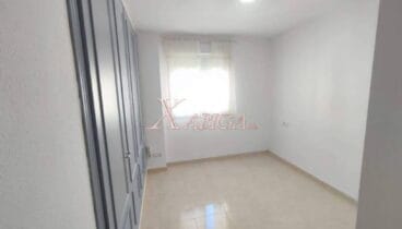 Dormitorio amplio con armarios empotrados