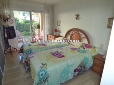 Dormitorio con 2 camas con acceso a jardín