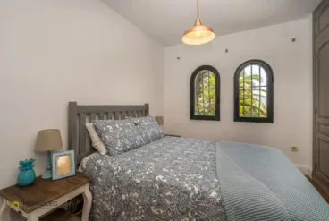 Dormitorio con cama de matrimonio y armario empotrado