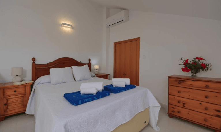 Dormitorio con cama doble y aire acondicionado