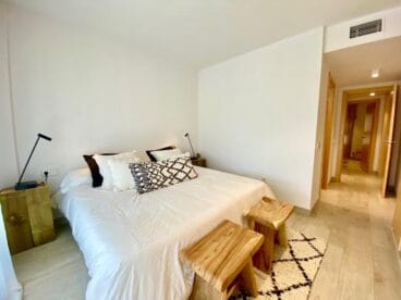 Dormitorio equipado con cama de matrimonio