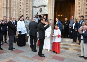 Entrega simbólica de llaves al nuevo párroco de San Bartolomé de Xàbia