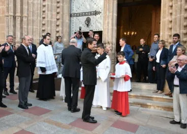 Entrega simbólica de llaves al nuevo párroco de San Bartolomé de Xàbia
