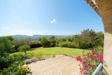 Espectaculares vistas al amplio jardín desde la vivienda