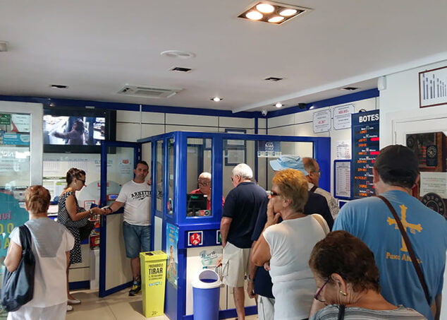 Imagen: Interior del establecimiento Estanco Tabacos Arenal de la lotería en Xàbia