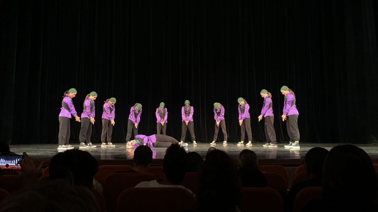 La jóvenes bailarinas durante el baile