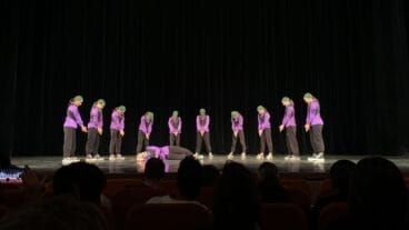 La jóvenes bailarinas durante el baile