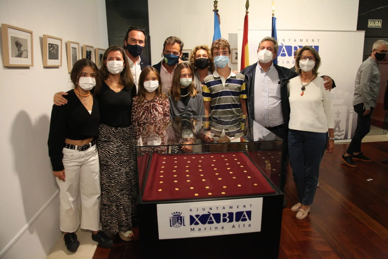Las monedas junto a la familia que las descubrió