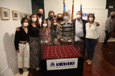 Las monedas junto a la familia que las descubrió