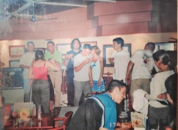 Miembros de Deskarga con el público tras un concierto