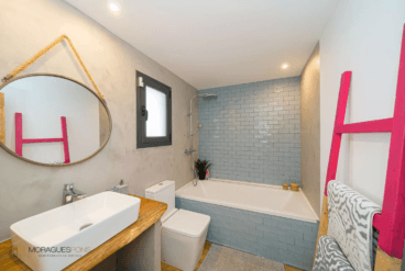 Moderno baño de la vivienda con bañera