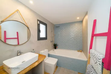 Moderno baño de la vivienda con bañera
