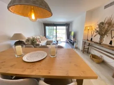 Moderno salón-cmedor con salida a la terraza