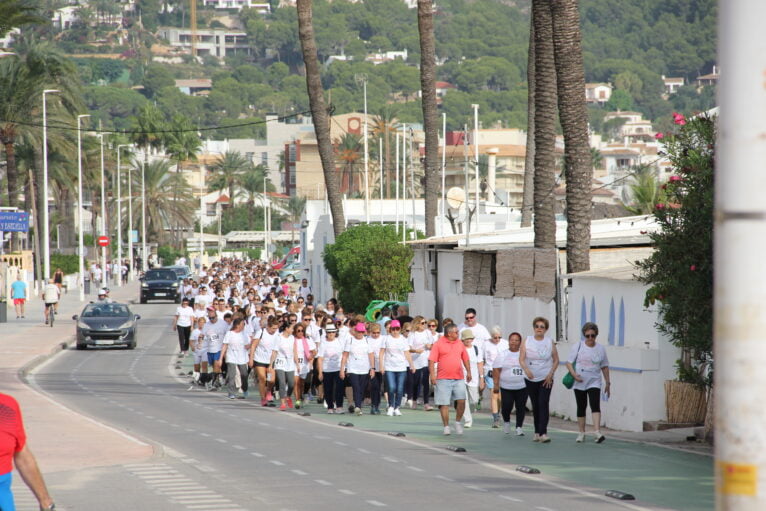 Multitudinaria Marcha contra el cáncer en Xàbia 2022 (13)