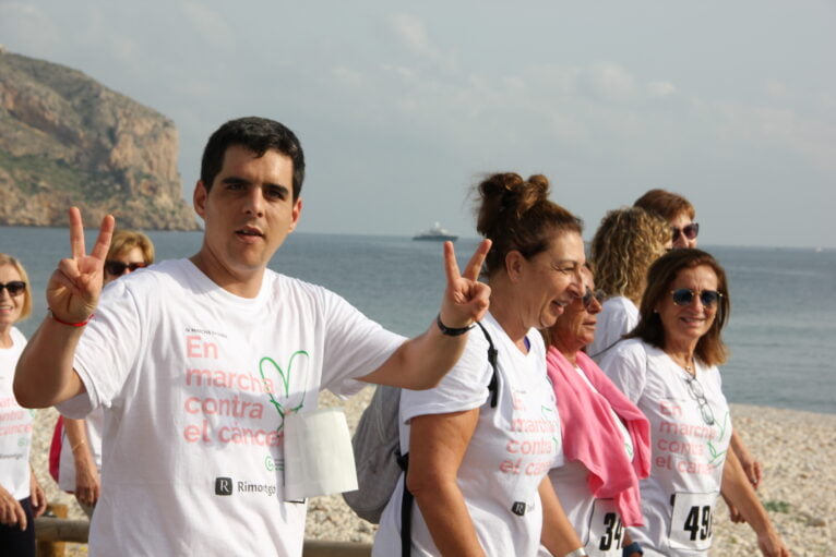 Multitudinaria Marcha contra el cáncer en Xàbia 2022 (18)