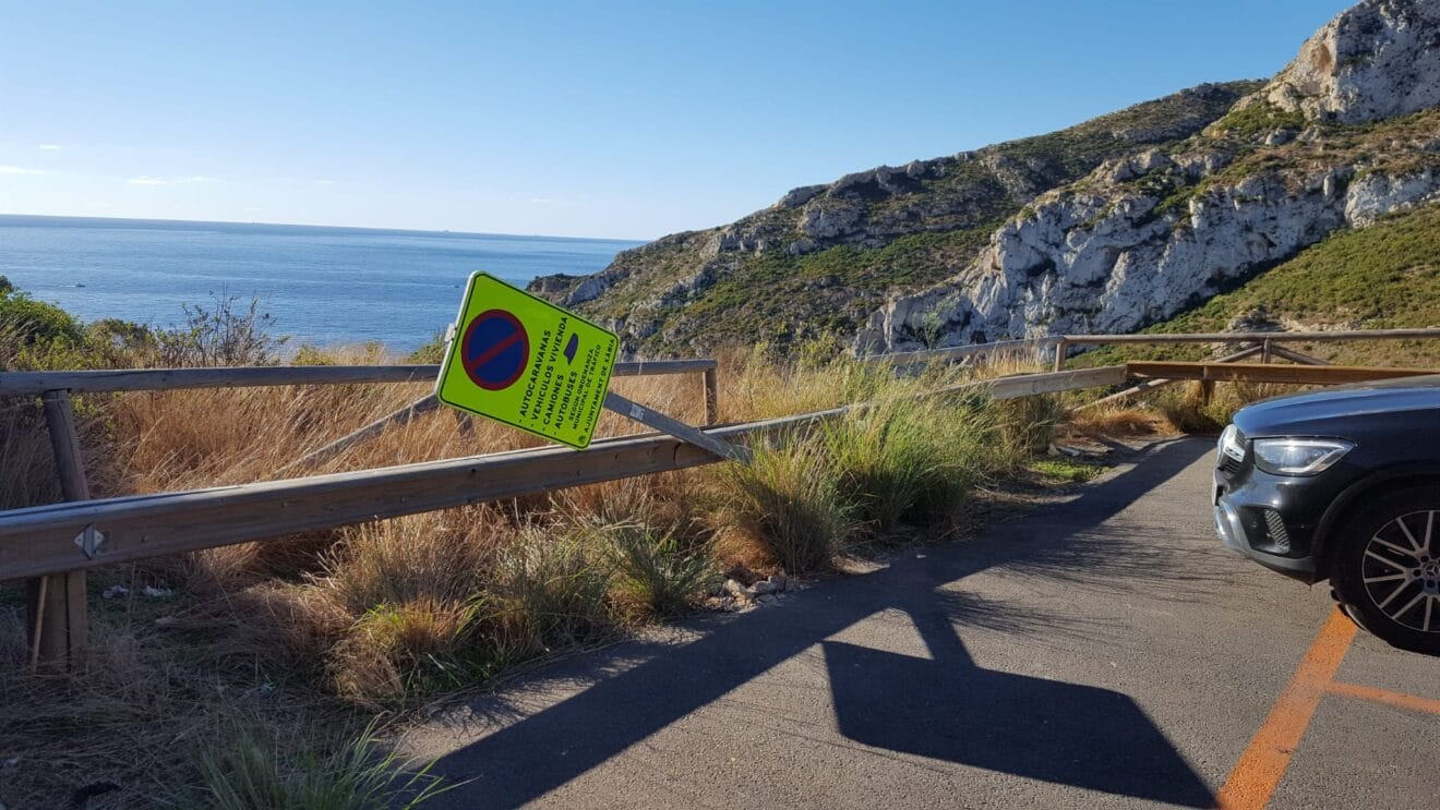 Señales de prohibido caravanas caída en la Cala de la Granadella